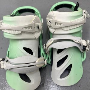 Flux brand women’s snowboard bindings size small 7-9